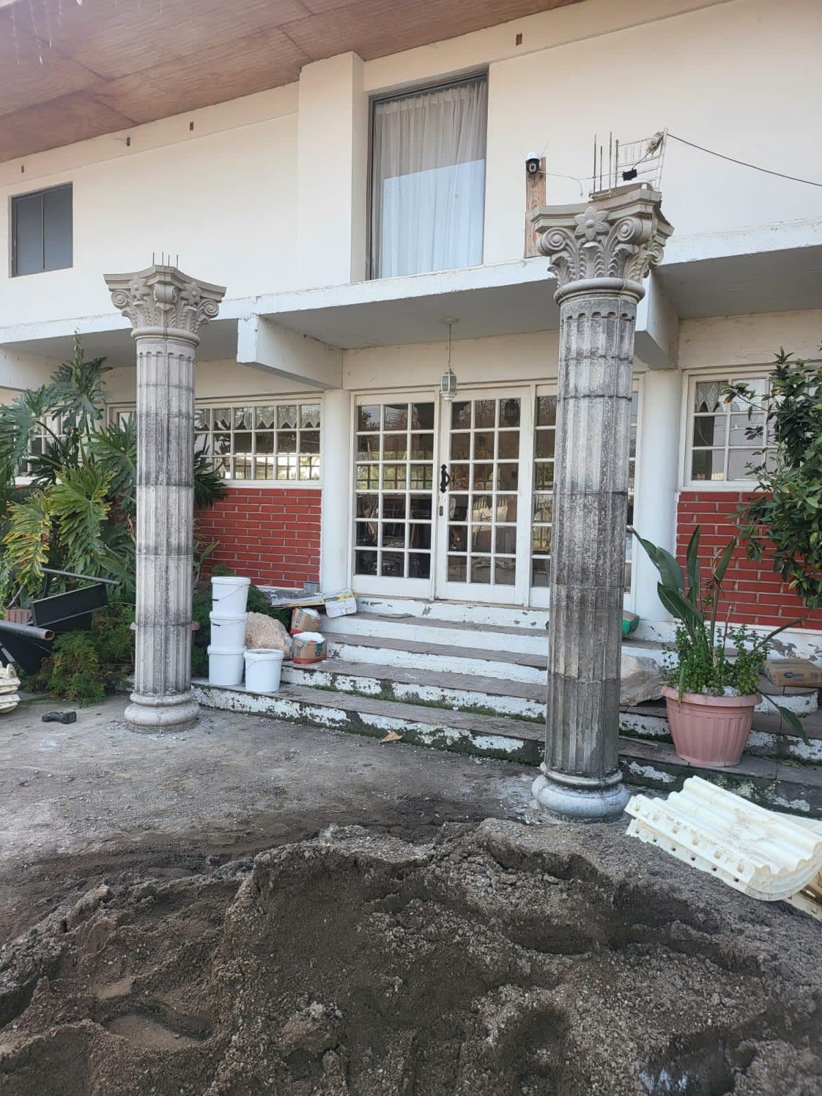 Pilares en fachada