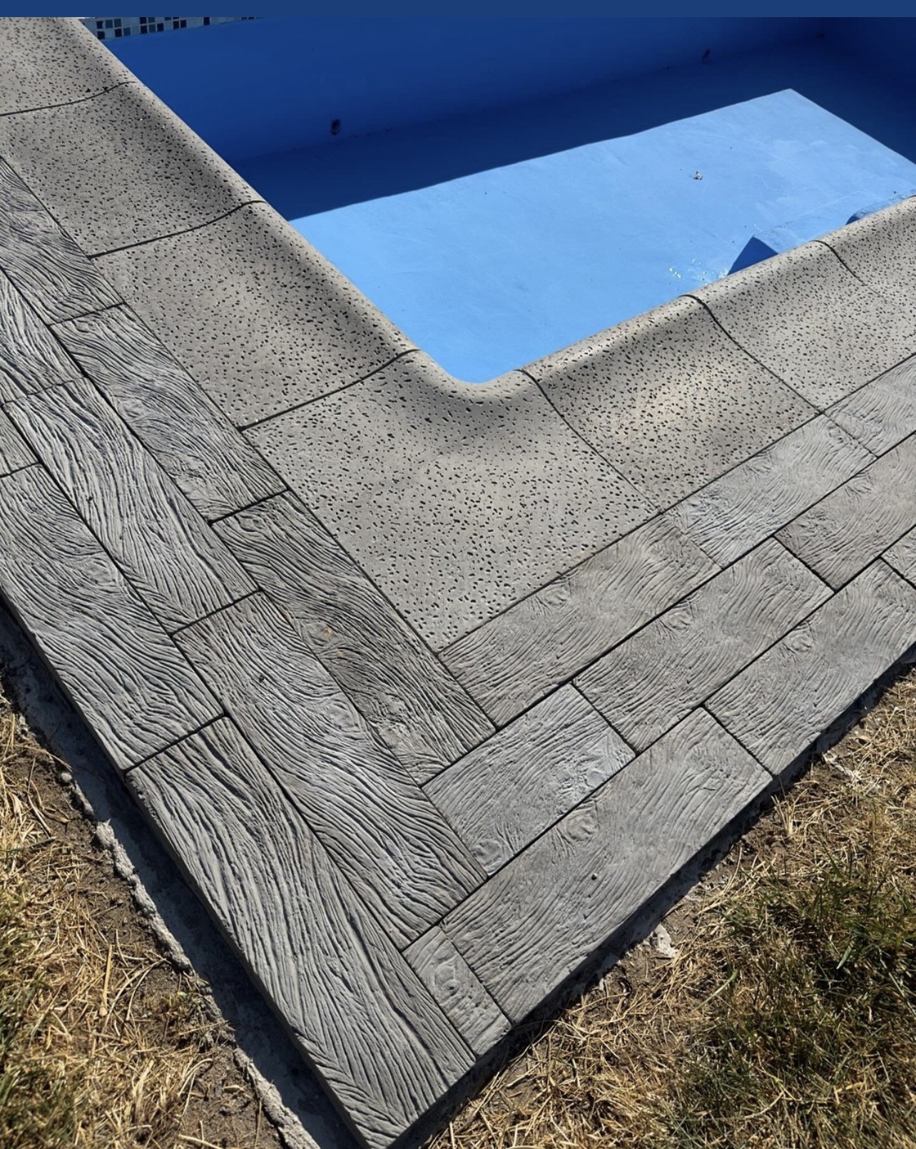 Bordes de piscina y terraza con textura de madera de Losetas Chile