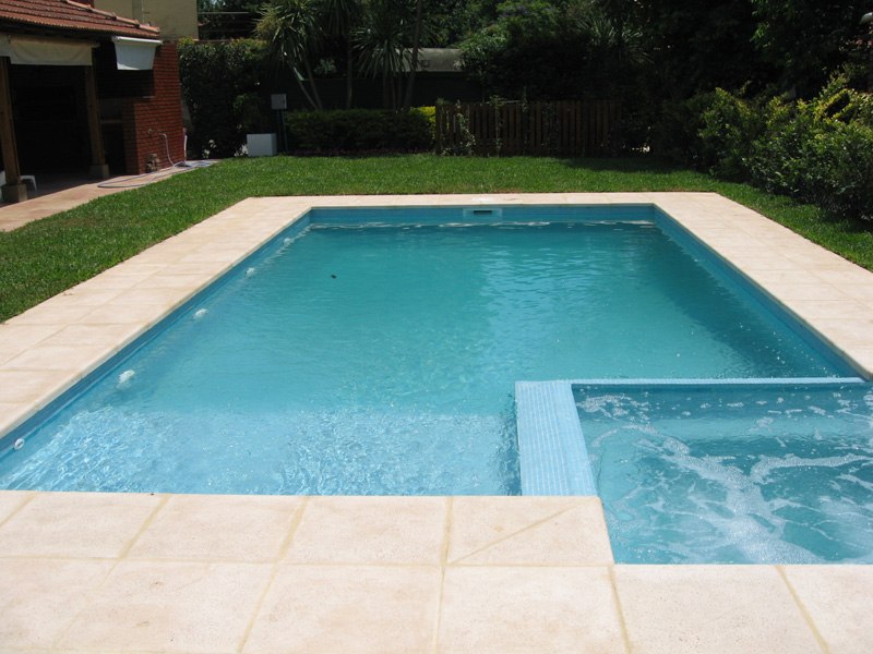 Piscina y zona de descanso, muestra de Losetas Chile