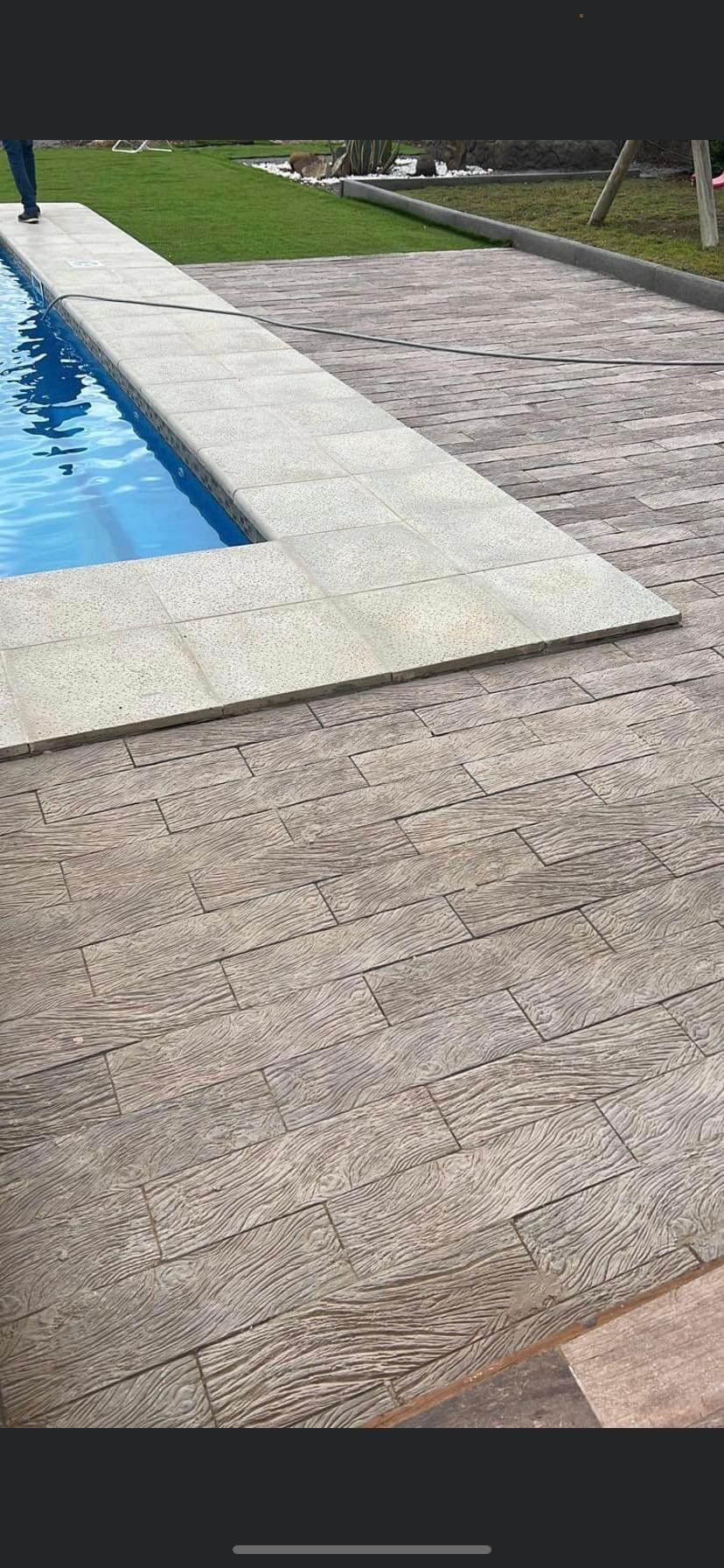 Texturas de madera y borde de piscina en una terraza